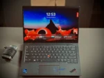 نمای رو به روی ThinkPad X1 Carbon Gen 10